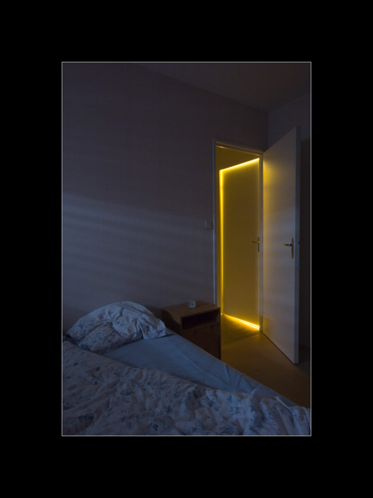 Photographie de la chambre en pose longue, la lumière marque le décor Parution dans Réponses photo