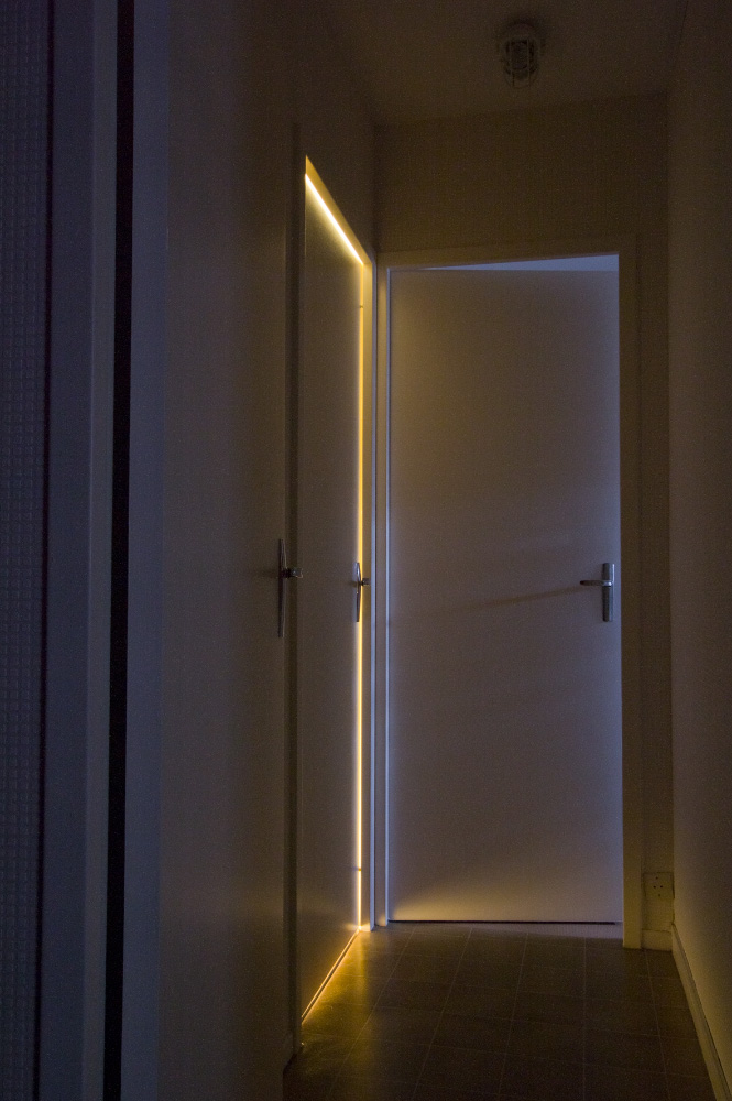 Photographie du couloir en pose longue, la lumière marque le décor