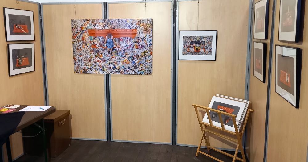 Salon d'art Puls'art au Mans avec le banc rouge