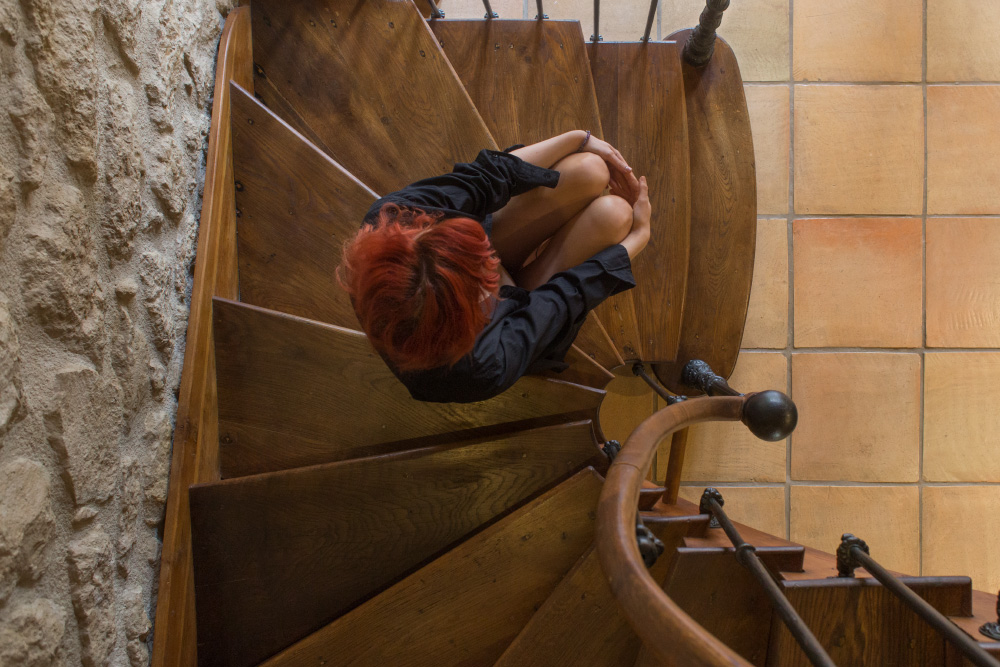 Une femme attends sur les marche de l'escalier - Franck Guidolin