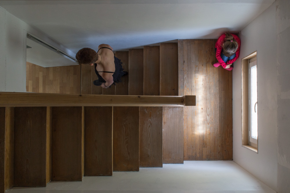 Une mère descend les escaliers laissant sa petite fille sur les marches - Franck Guidolin